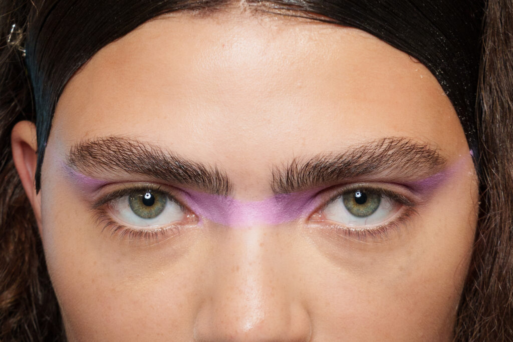 Close up Gesicht Model mit fliederfarben geschminkten Augen, Style Fashion East