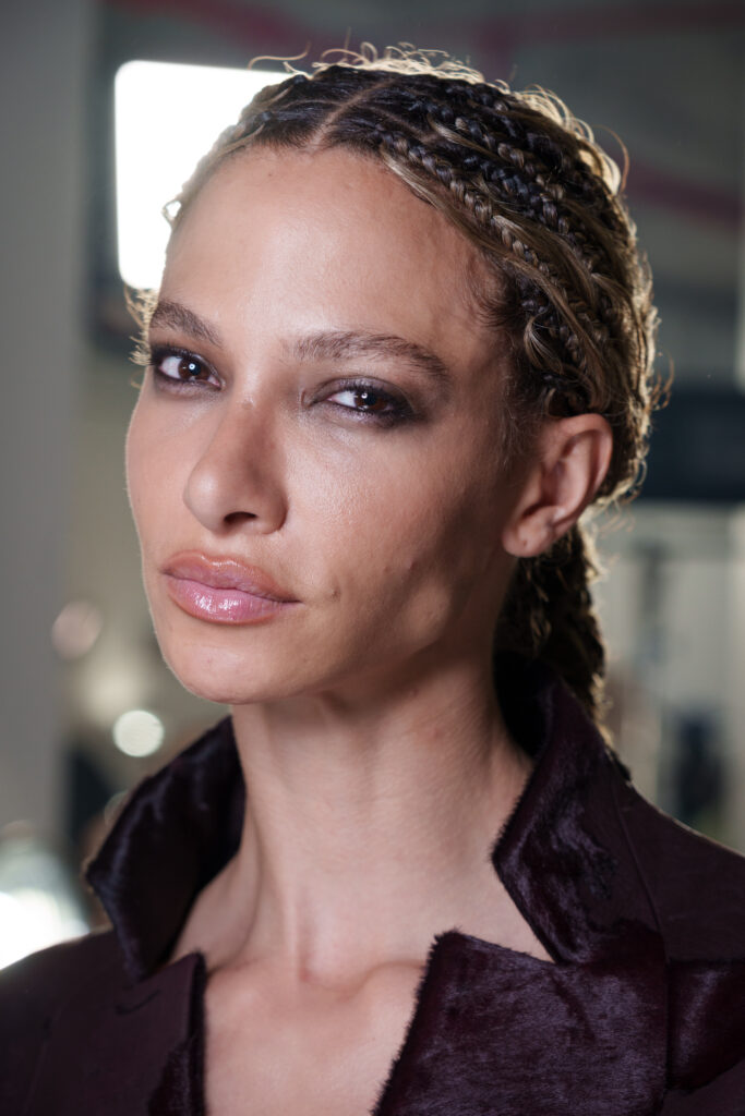 Model mit dunkel geschminkten Augen, Style Ling