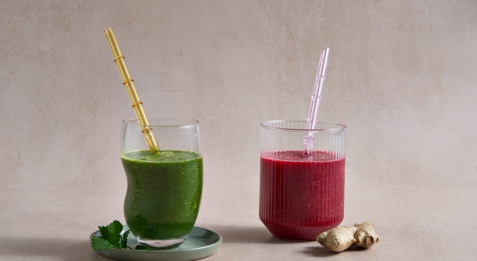 Zweierlei Smoothies, grün und rot, zum Entgiften der Leber