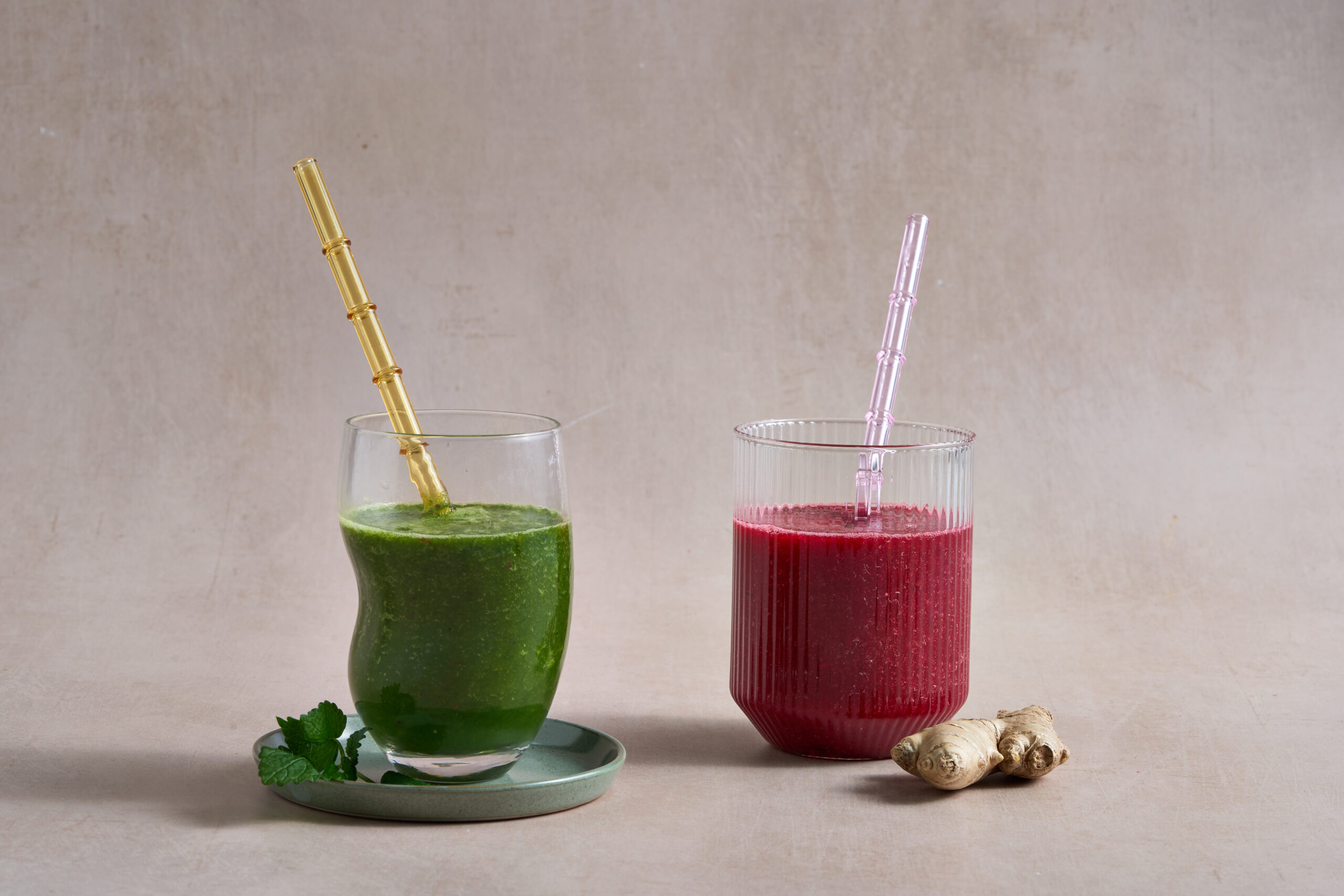 Zweierlei Smoothies, grün und rot, zum Entgiften der Leber
