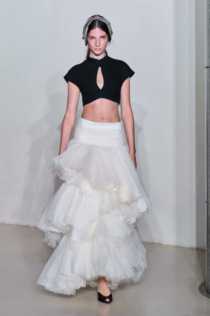 Model mit weissem Rock mit Volants, Vaillant