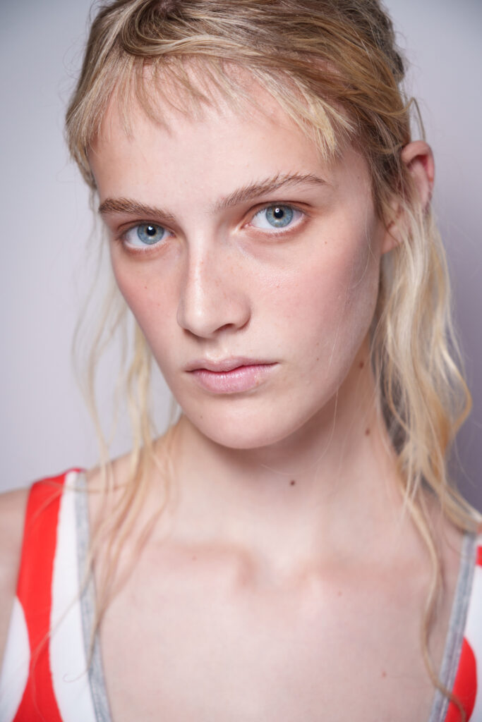 blondes Model dezent geschminkt Style Van Noten