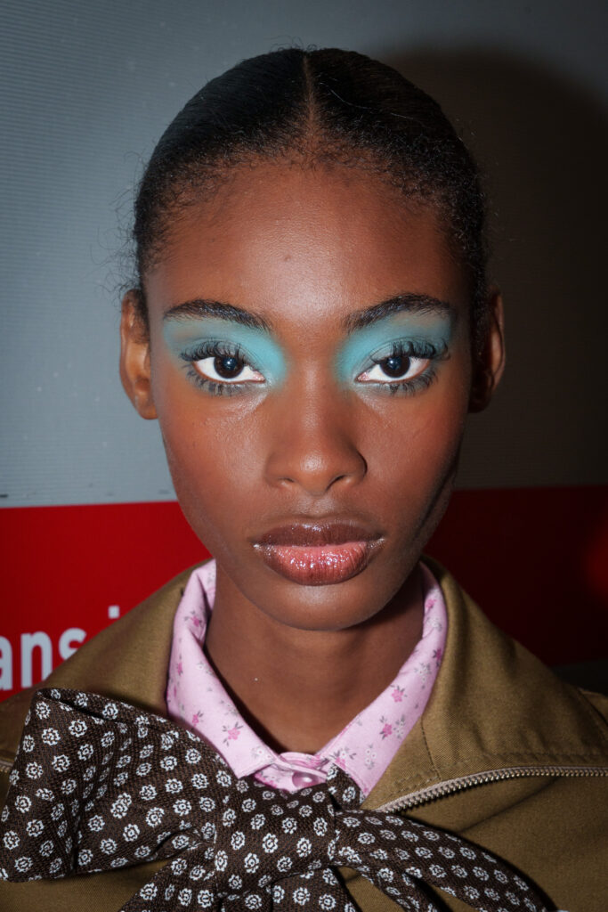 Model mit türkis geschminkten Augen, Style Zomer