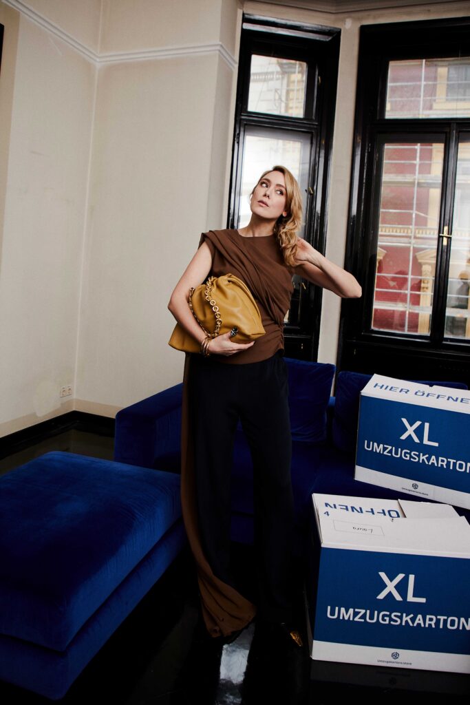 Laura Sänger alias La Katz mit brauner Tasche