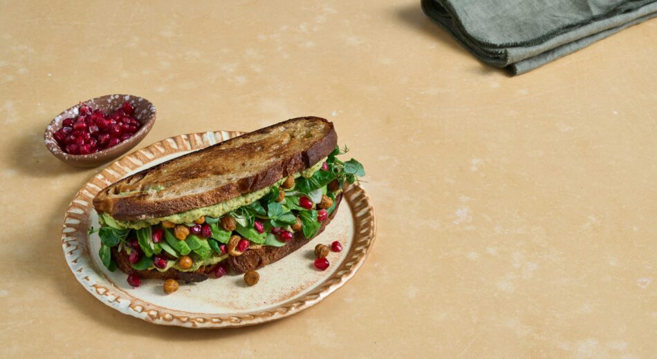 Feminine Food Göttinensandwich mit Granatapfelkernen und Bohnenmus