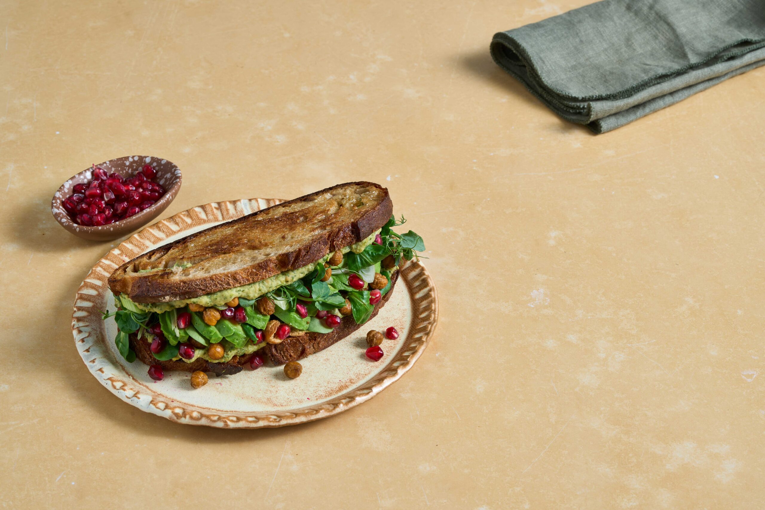 Feminine Food Göttinensandwich mit Granatapfelkernen und Bohnenmus