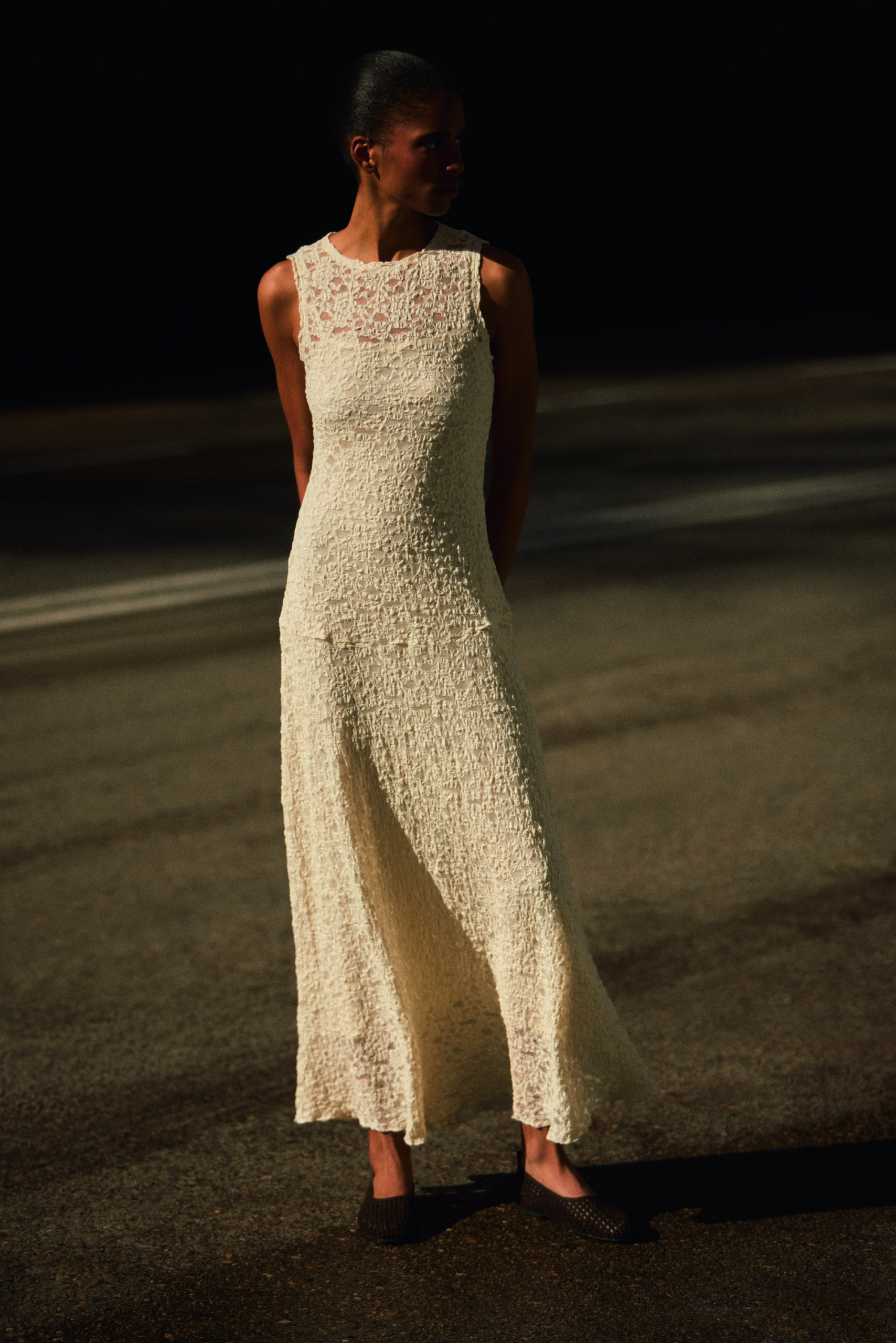 Dame im weissen Spitzenkleid von Primark