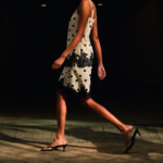 Dame im Polka-Dot-Outfit von Primark