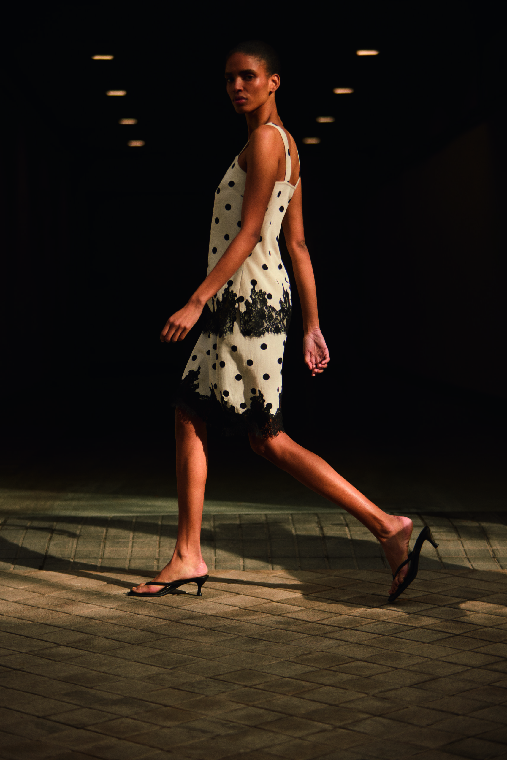 Dame im Polka-Dot-Outfit von Primark
