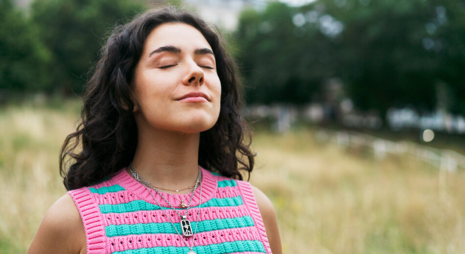 Frau mit geschlossenen Augen, entspannt, achtsam