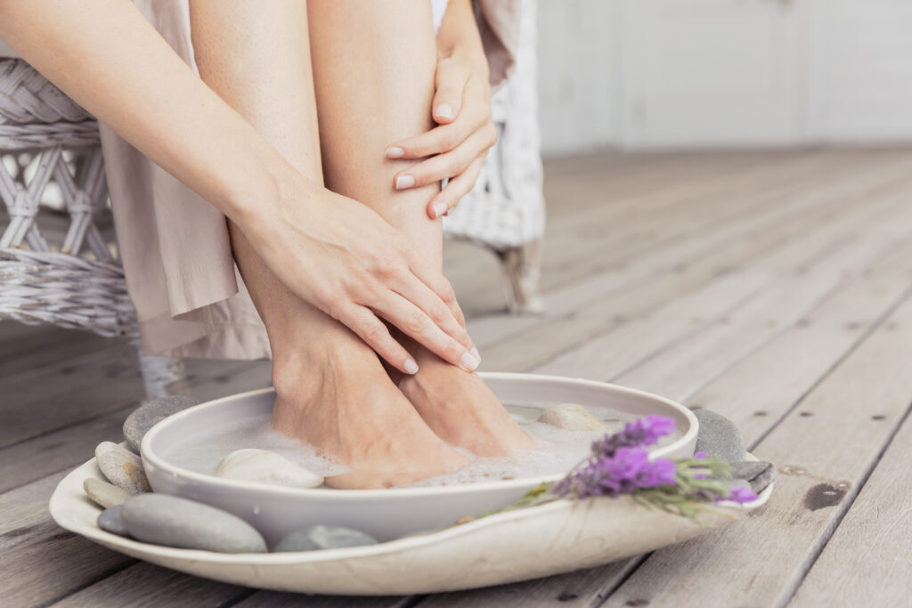 Nahaufnahme einer Frau die ein Fussbad nimmt