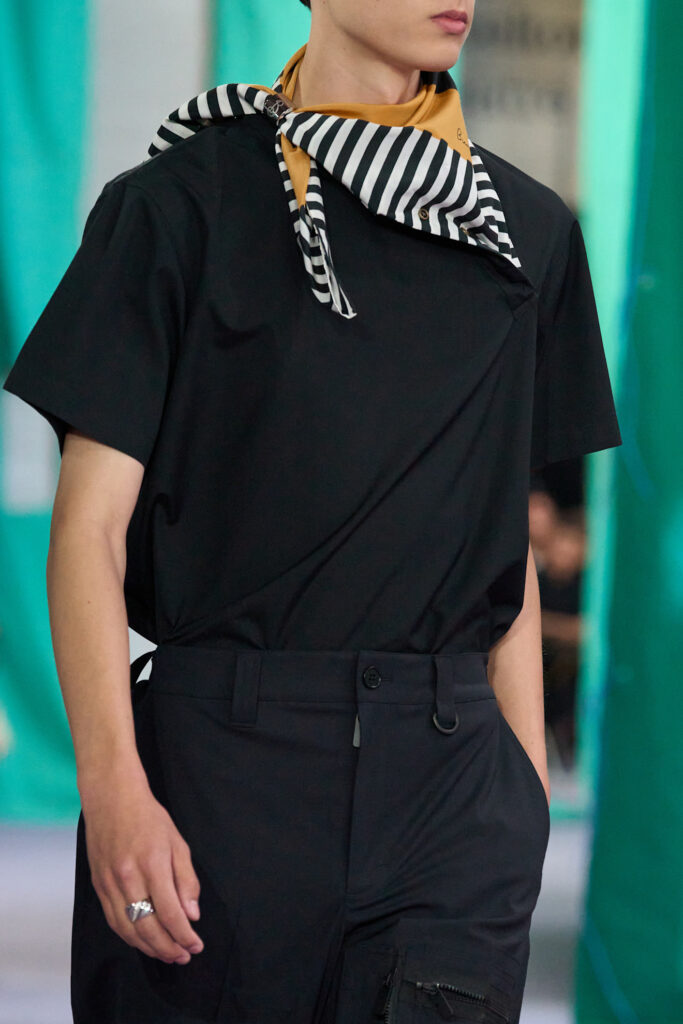 schwarzes Basic T-shirt und Schal aus Burberry Sommer 2025 Kollektion