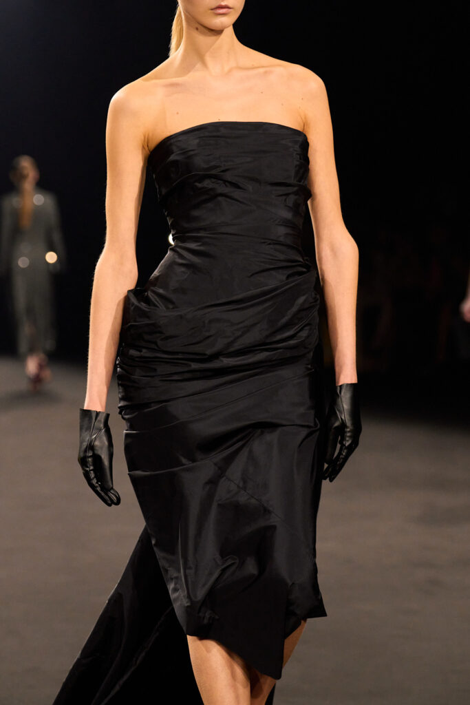 Model am Laufsteg in kleinem Schwarzen aus der Kollektion Elie Saab Frühjahr 2026