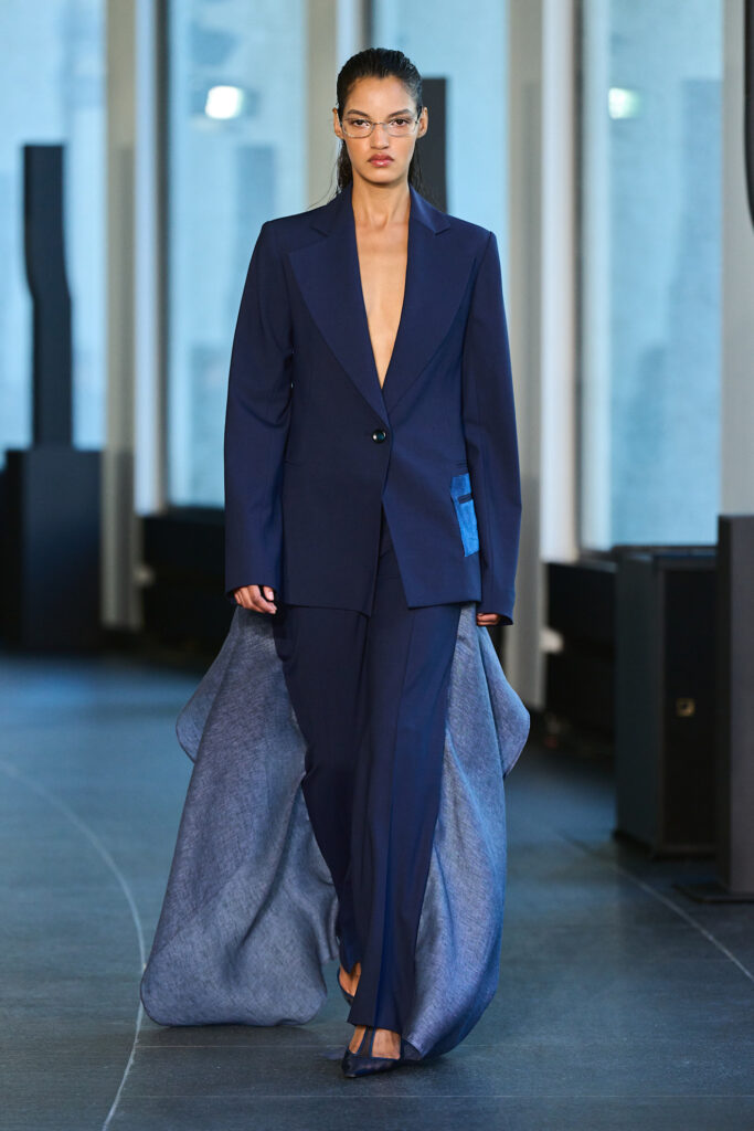 Model am Laufsteg in dunkelblauem Anzug