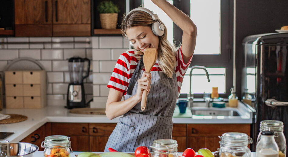Junge Frau die Spaß in der Küche, beim Kochen hat