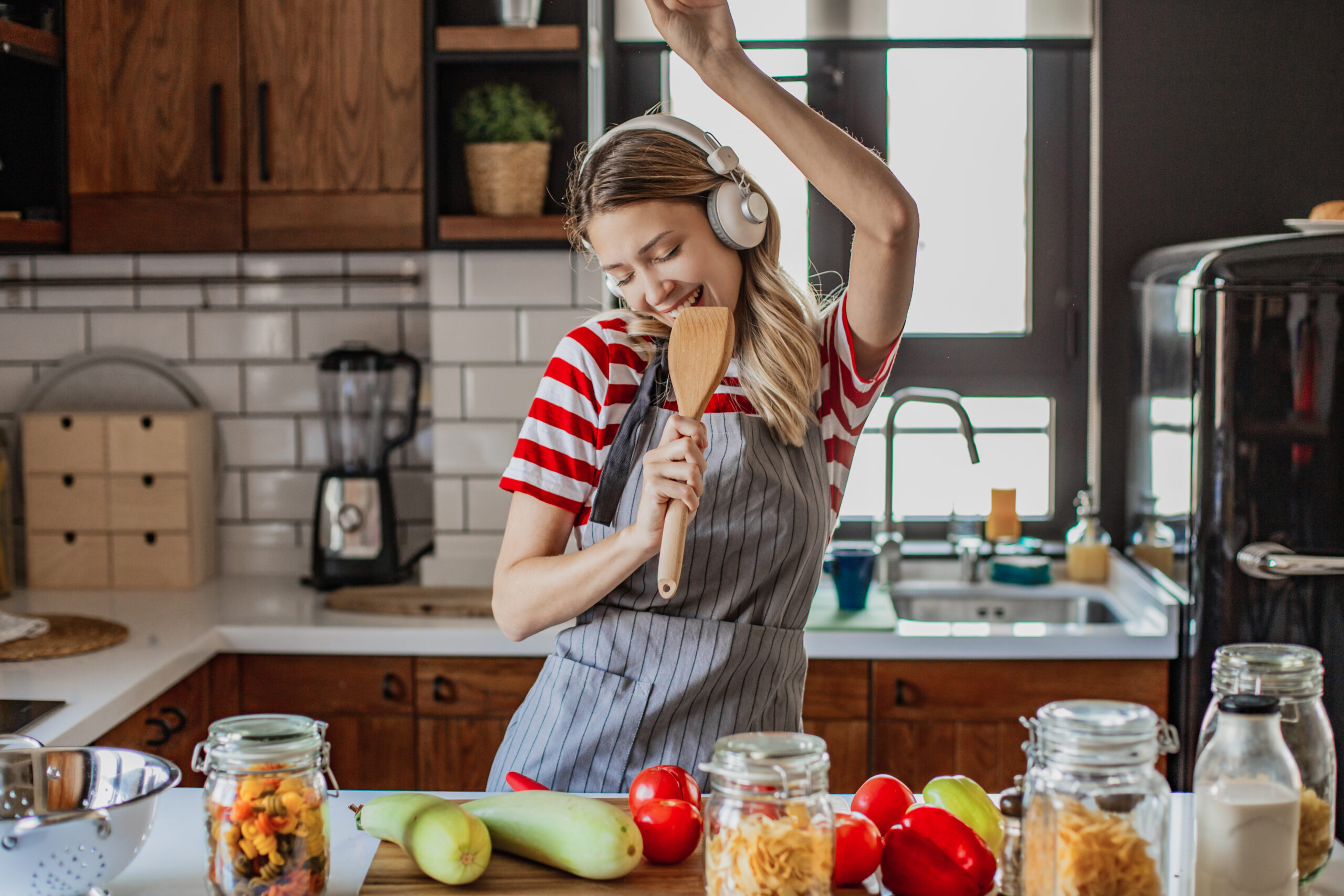 Junge Frau die Spaß in der Küche, beim Kochen hat
