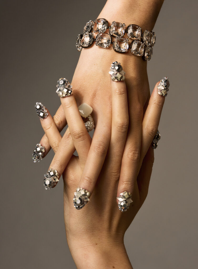 Nahaufnahme Hand, Nägel sind mit Strasssteinen geschmückt