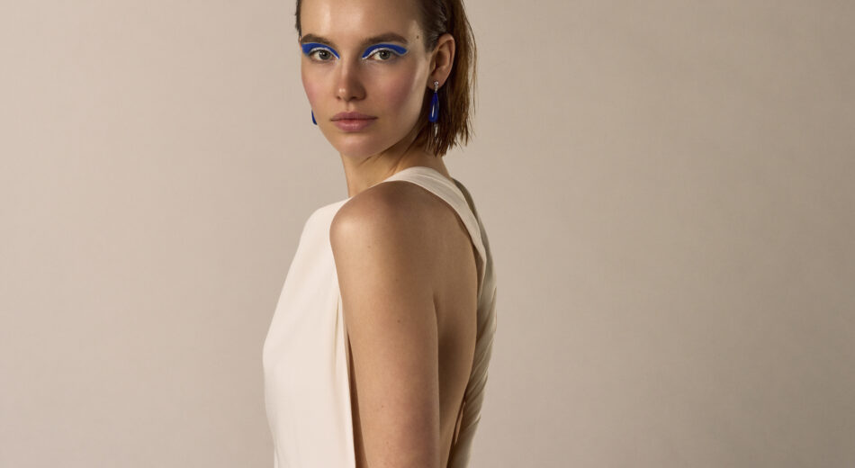 Frau mit blauem Lidschatten