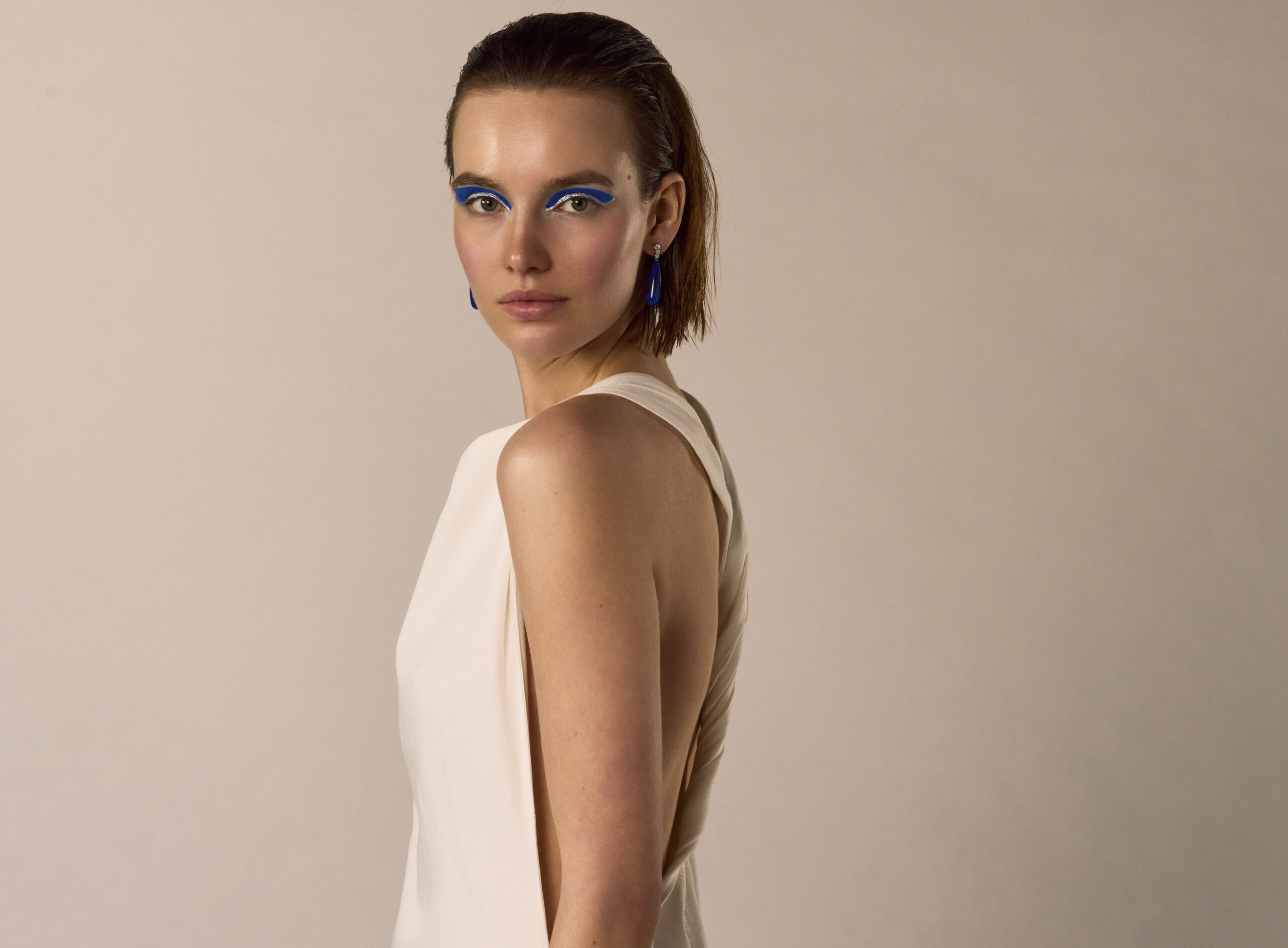 Frau mit blauem Lidschatten