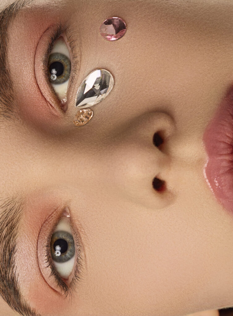 Gesicht einer Dame in Pastelltönen geschminkt