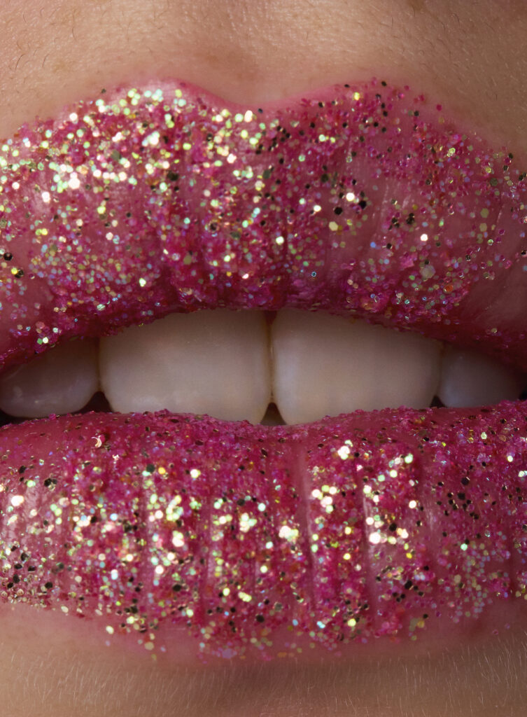 Nahaufnahme glitzernd geschminkter Lippen