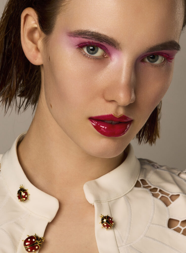 Frau die pink und rot im Gesicht geschminkt ist