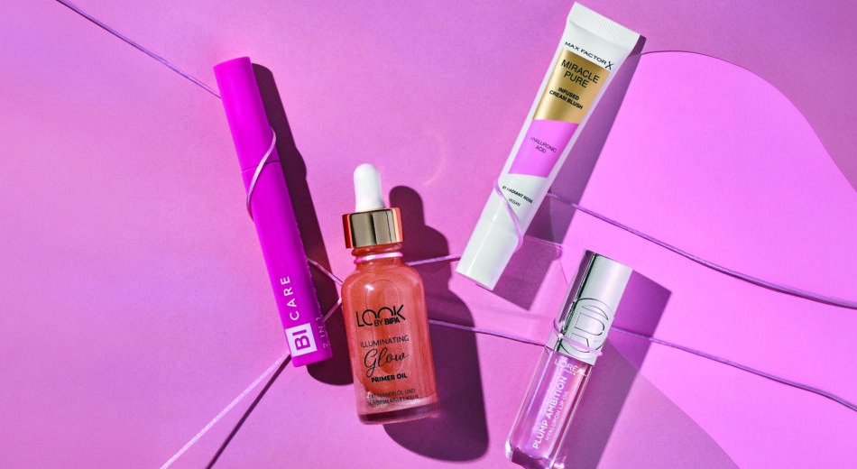 Freisteller diverser Make-Up Produkte auf pinkem Hintergrund