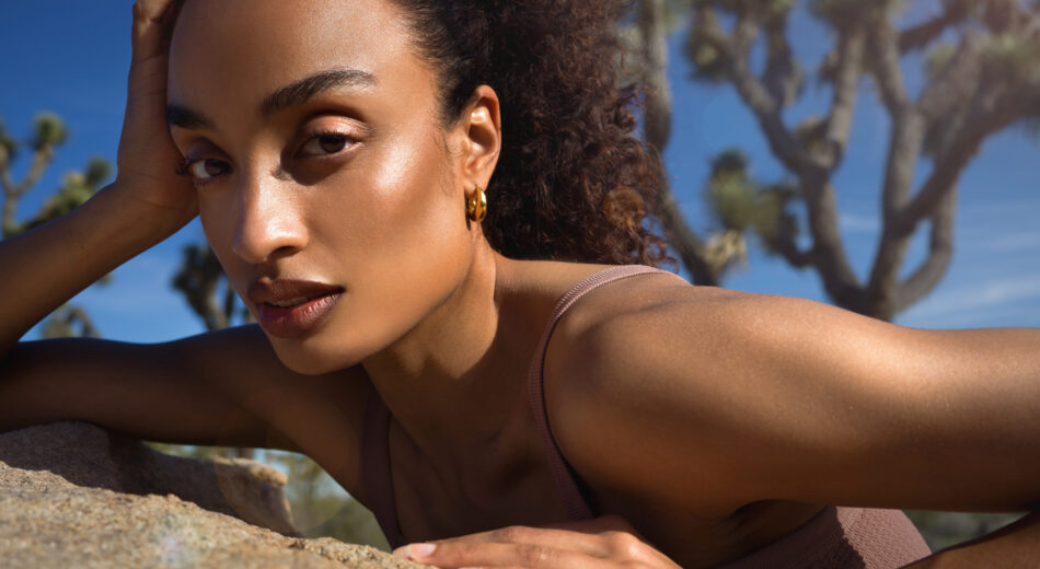 maxima Sonnenschutz Editorial Shooting, Model auf einem Stein liegend, von der Sonne angestrahlt