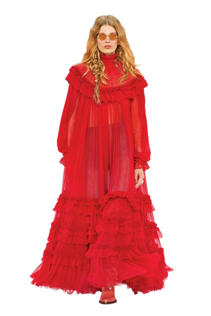 Model am Laufsteg in rotem, mit Rüschen besetzten Maxikleid, Kollektion Chloe