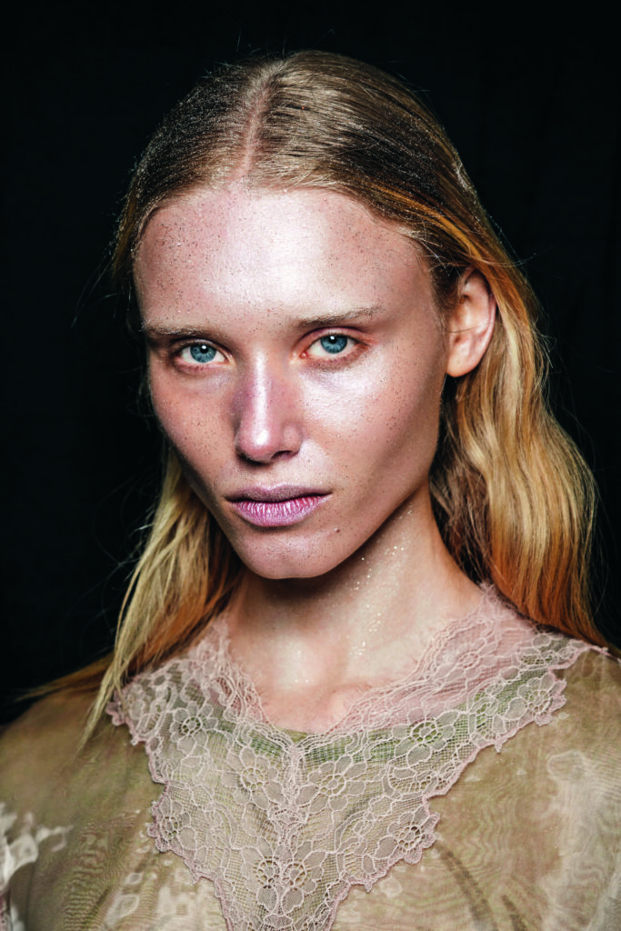 Dame, hellblonde Haare, Gesicht natürlich schimmernd geschminkt, Kollektion Diesel