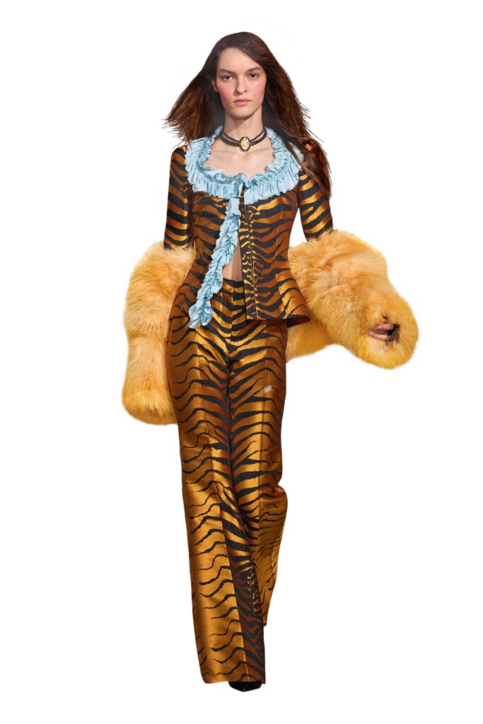 Model am Catwalk, Kleidung im Animal-Print Design, Kollektion Nina Ricci