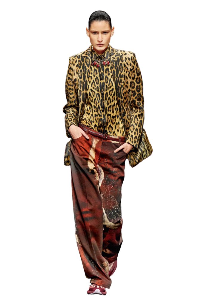Model am Catwalk, Outfit im Animal-Print Design, Kollektion Roberto Cavalli
