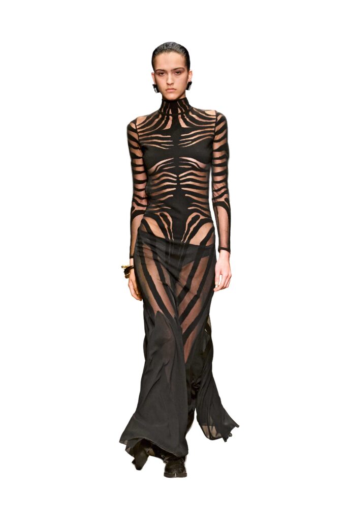 Model am Laufsteg mit bodenlangem, schwarzen Kleid mit transparenten Cutouts, Kollektion Roberto Cavalli