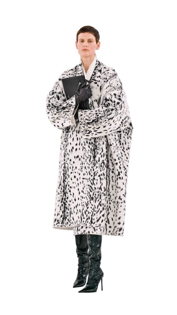 Model am Catwalk, Mantel im Animal-Print Design, Kollektion Tom Ford