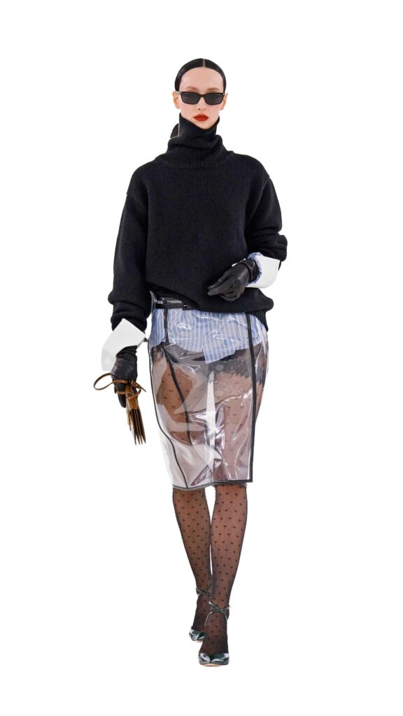Model m Catwalk, schwarzer Rollkragenpullover, dazu einen transparenten knielangen Rock, Kollektion Tom Ford