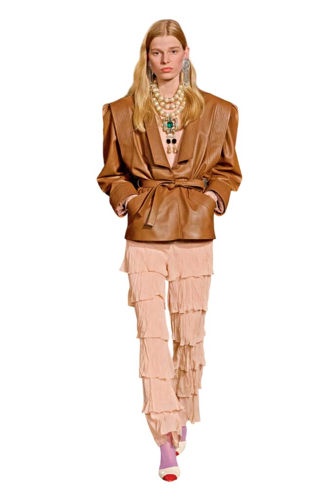 Model am Laufsteg, braune Lederjacke, dazu rose farbene Hose mit Rüschen, Kollektion Valentino