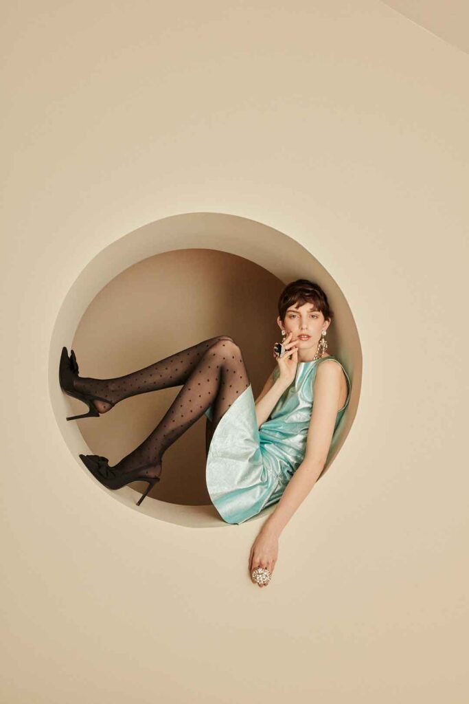 Frau im glamourösen Cocktailkleid posierend