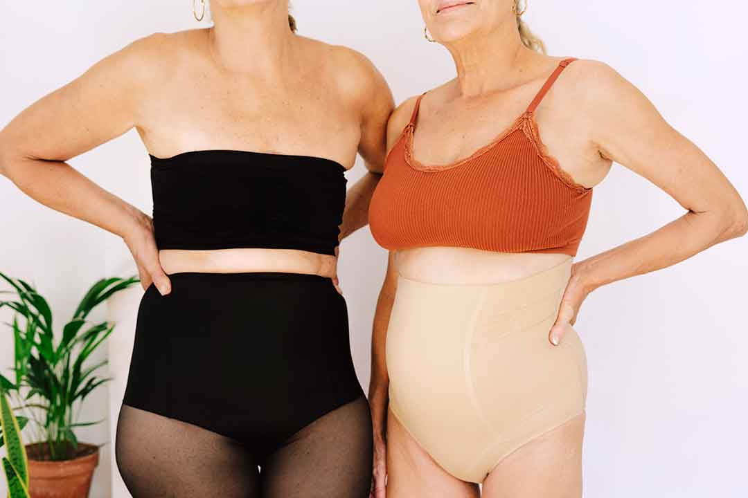 Zwei Frauen mit Rundungen im Bereich der Körpermitte
