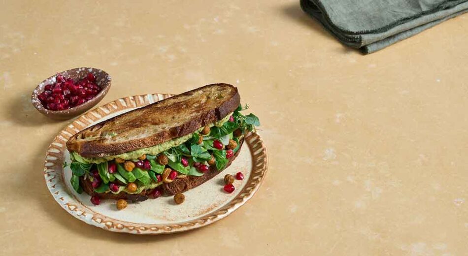Feminine Food Göttinensandwich mit Granatapfelkernen und Bohnenmus