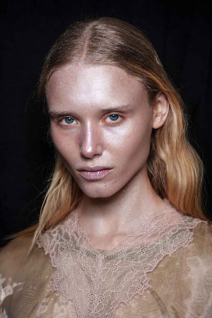 Dame, hellblonde Haare, Gesicht natürlich schimmernd geschminkt, Kollektion Diesel