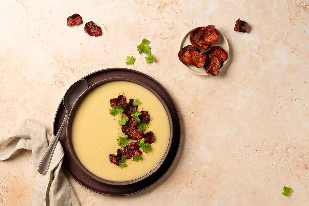 Topinambur Suppe mit Rote-Rüben-Chips