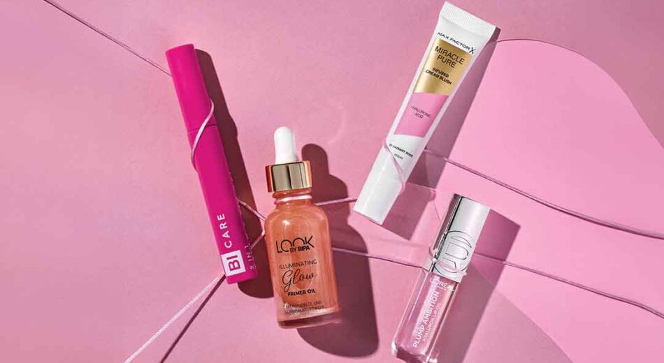 Freisteller diverser Make-Up Produkte auf pinkem Hintergrund