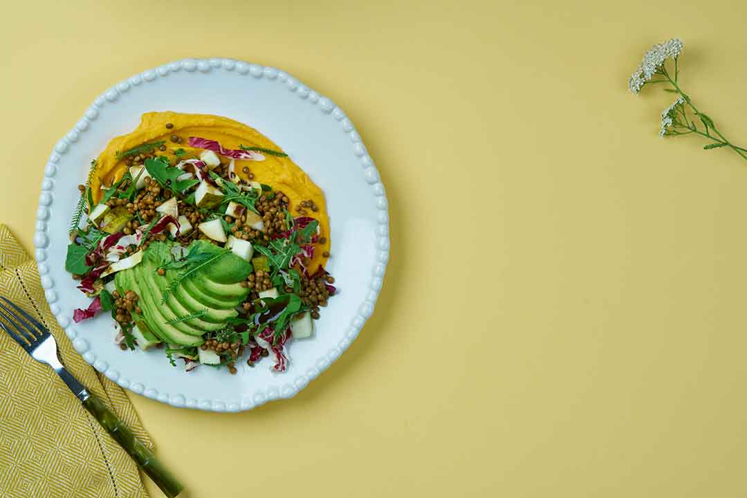 Feminine Food: Linsen-Kräuter-Salat auf pikanter Süßkartoffelcreme