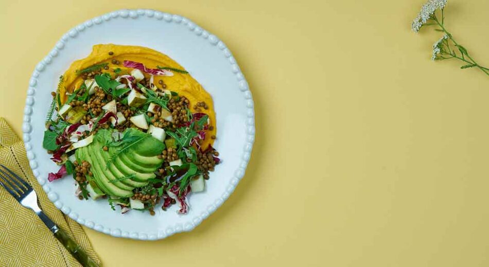 Feminine Food: Linsen-Kräuter-Salat auf pikanter Süßkartoffelcreme